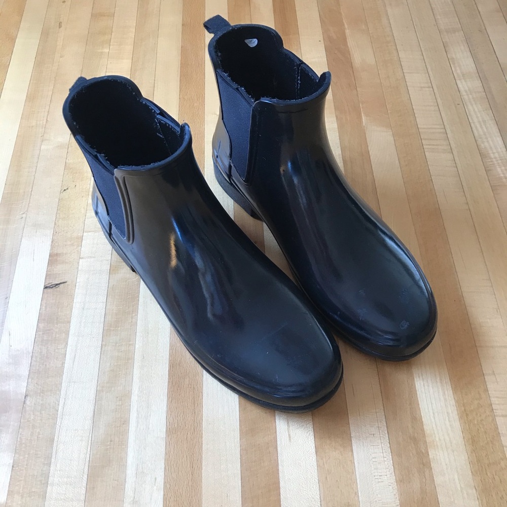 Hunter black gloss short booties 8